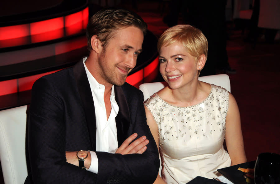 <b>Michelle Williams und Ryan Gosling</b><br><br>Und nochmal Ryan Gosling. Um das Verhältnis für den Film "Blue Valentine" zu vertiefen, zogen die Stars Michelle Williams und Ryan Gosling in eine gemeinsame Wohnung. Obwohl das Projekt als Wochenend-Workshop angesetzt war, wurde daraus gleich ein ganzer Monat. Das Foto spricht Bände – diese beiden verstehen sich blind.