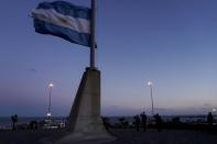 <p>Una bandera argentina ondea al atardecer en Mar del Plata, en la costa atlántica argentina, al sur de Buenos Aires, el 20 de noviembre de 2017, mientras seguía la búsqueda del submarino con el que no se tiene contacto desde hace días </p>