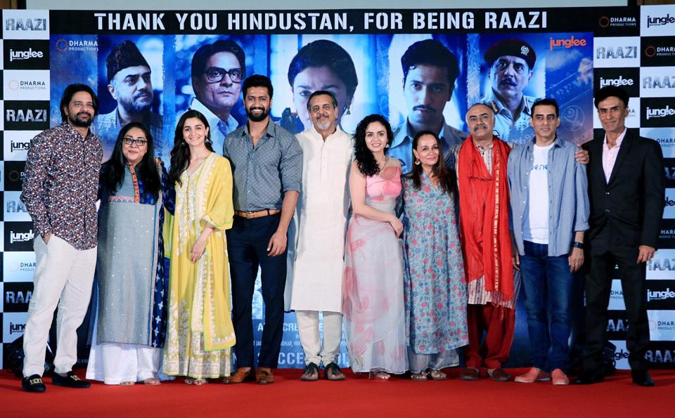 The entire cast of <i>Raazi </i>lines up for a photo op with director Meghna Gulzar.