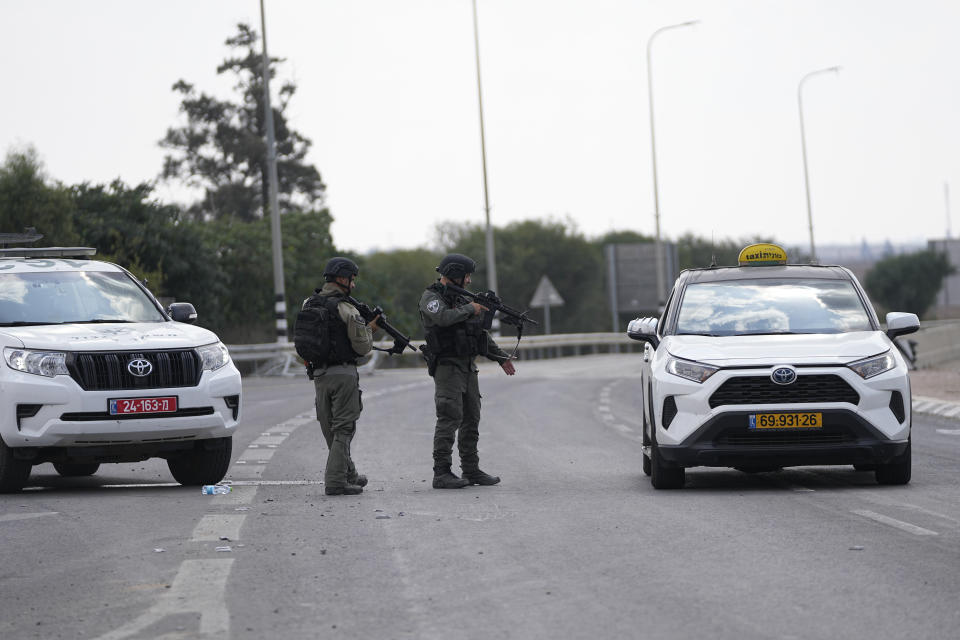 <strong>《BBC》採訪團隊傳出遭以色列警方暴力攔查。圖為以色列警方在靠近加薩走廊附近的的小鎮斯德羅特（Sderot）攔查計程車。（圖／美聯社）</strong>