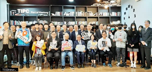 基隆港務分公司攜手臺灣港埠協會與中華海運研究協會合作「大港迴聲見學」活動，邀請海大名譽博士謝志堅（前排左三）蒞臨菁英講座，海大附中等校師生共同參與。（圖：基隆港務分公司提供）