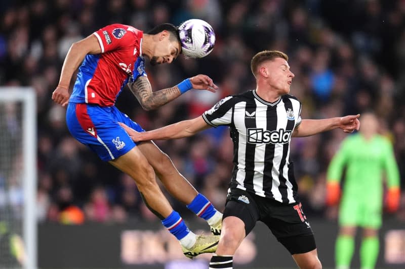 Crystal Palace's Daniel Munoz (L) and Newcastle United's Harvey Barnes battle for the ball during the English Premier League soccer match between Crystal Palace and Newcastle United at Selhurst Park. John Walton/PA Wire/dpa