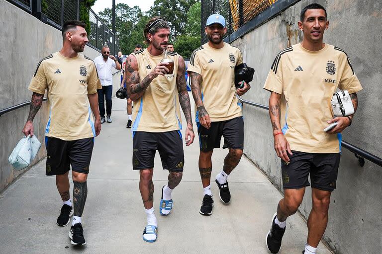 Messi, De Paul, Otamendi y Di María llegan  al centro de entrenamiento donde la selección realiza sus prácticas en Atlanta