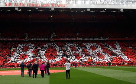 Football Soccer - Manchester United v Everton - Barclays Premier League - Old Trafford - 3/4/16 Sir Bobby Charlton and wife Norma walk out onto the pitch as fans pay tribute during the unveiling of the newly renamed South Stand "Sir Bobby Charlton stand" to commemorate the 60 year anniversary of his debut for Manchester United Action Images via Reuters / Jason Cairnduff Livepic EDITORIAL USE ONLY.