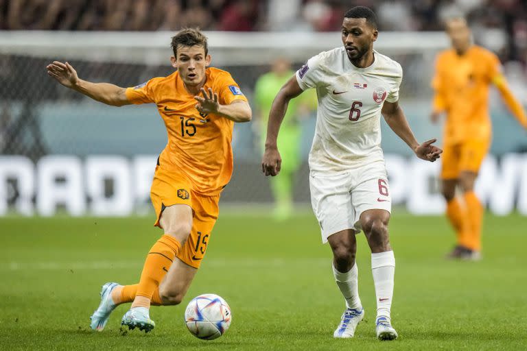 El jugador neerlandés Marten de Roon presiona al qatarí Abdulaziz Hatem durante el partido entre Países Bajos y Qatar