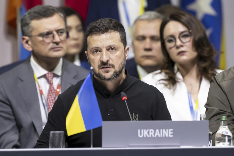 El presidente ucraniano Volodymyr Zelenskyy durante una sesión de la Cumbre de Paz en Ucrania, el sábado 15 de junio de 2024, en Stransstad, Suiza. (Michael Buholzer/Keystone vía AP)