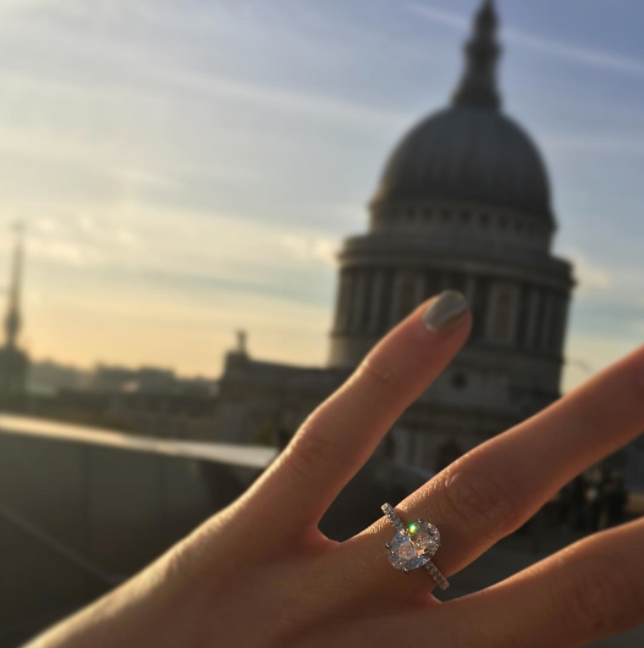 <p>Pixie Lott a annoncé ses fiançailles avec Oliver Cheshire via son compte Instagram en novembre 2016. La chanteuse a reçu un diamant de forme ovale, fixé sur un anneau orné de diamants plus petits. <em>[Photo : Instagram/Pixie Lott]</em> </p>