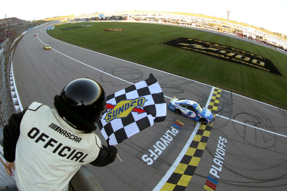 KANSAS CITY, KANSAS - OCTOBER 24: Kyle Larson, driver of the #5 HendrickCars.com Chevrolet, takes the checkered flag to win the NASCAR Cup Series Hollywood Casino 400 at Kansas Speedway on October 24, 2021 in Kansas City, Kansas. (Photo by Meg Oliphant/Getty Images)