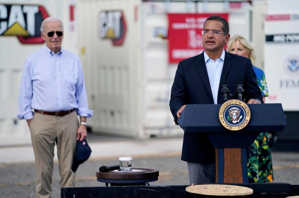 El gobernador de Puerto Rico, Pedro Pierluisi, habla sobre el huracán Fiona, mientras el presidente Joe Biden y la primera dama Jill Biden observan, el lunes 3 de octubre de 2022, en Ponce, Puerto Rico. (AP Photo/Evan Vucci)