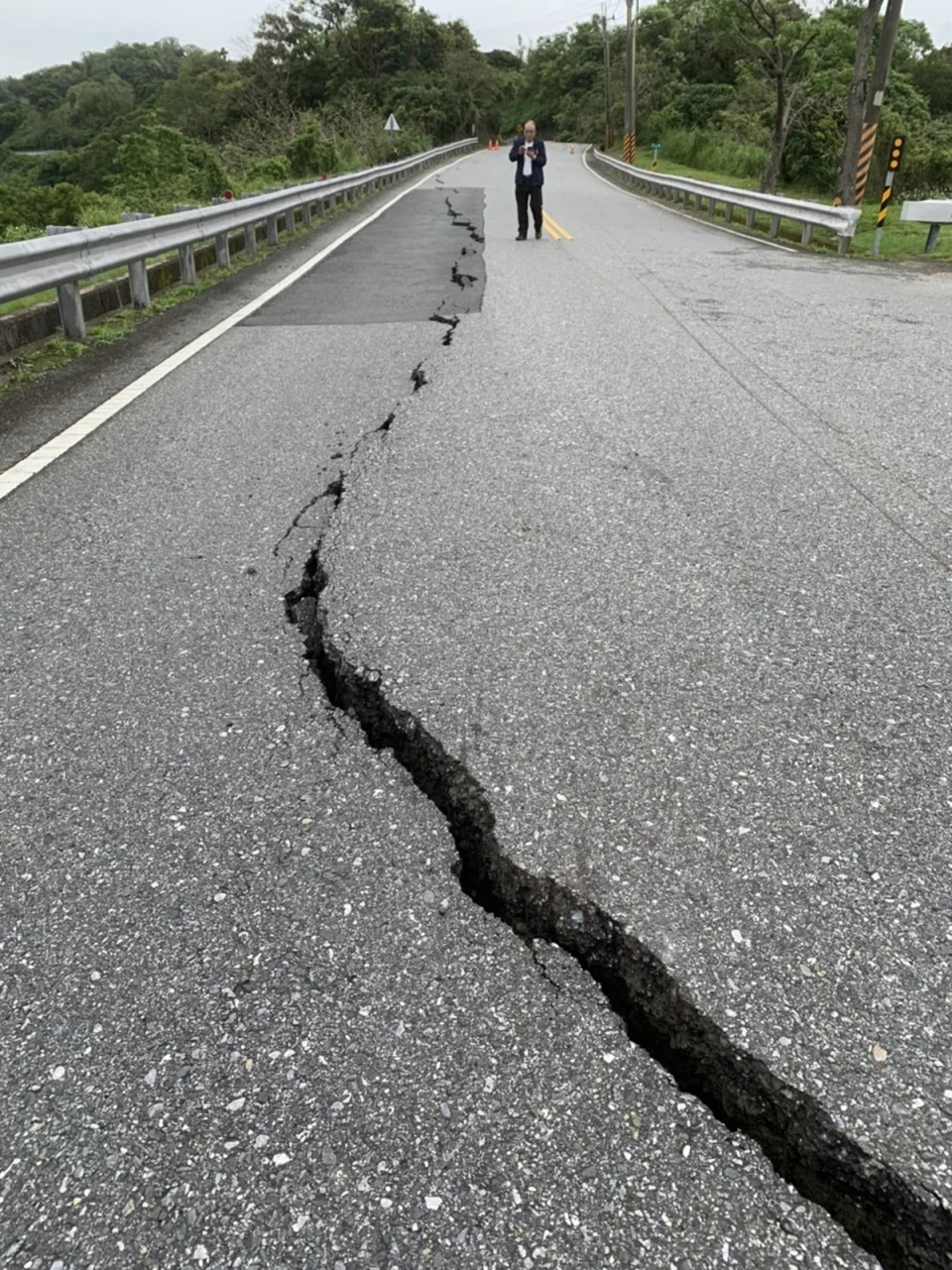 &#x0082b1;&#x0084ee;&#x008fd1;&#x006d77;23&#x0065e5;&#x0051cc;&#x006668;&#x00767c;&#x00751f;&#x00898f;&#x006a21;6.6&#x005730;&#x009707;&#x00ff0c;&#x0053f0;&#x006771;&#x009707;&#x005ea6;6&#x005f31;&#x00ff0c;&#x0053f0;30&#x007dda;&#x007389;&#x009577;&#x00516c;&#x008def;&#x006771;&#x006bb5;32.5&#x00516c;&#x0091cc;&#x008655;&#x0051fa;&#x0073fe;&#x008def;&#x009762;&#x009f9c;&#x0088c2;&#x0060c5;&#x005f62;&#x00ff0c;&#x00516c;&#x008def;&#x005c40;&#x0052d8;&#x0067e5;&#x005f8c;&#x009810;&#x008b66;&#x006027;&#x005c01;&#x009589;&#x005168;&#x007dda;&#x009053;&#x008def;&#x007981;&#x006b62;&#x00901a;&#x00884c;&#x003002;
&#x00ff08;&#x00694a;&#x0068ee;&#x0069ae;&#x0063d0;&#x004f9b;&#x00ff09;