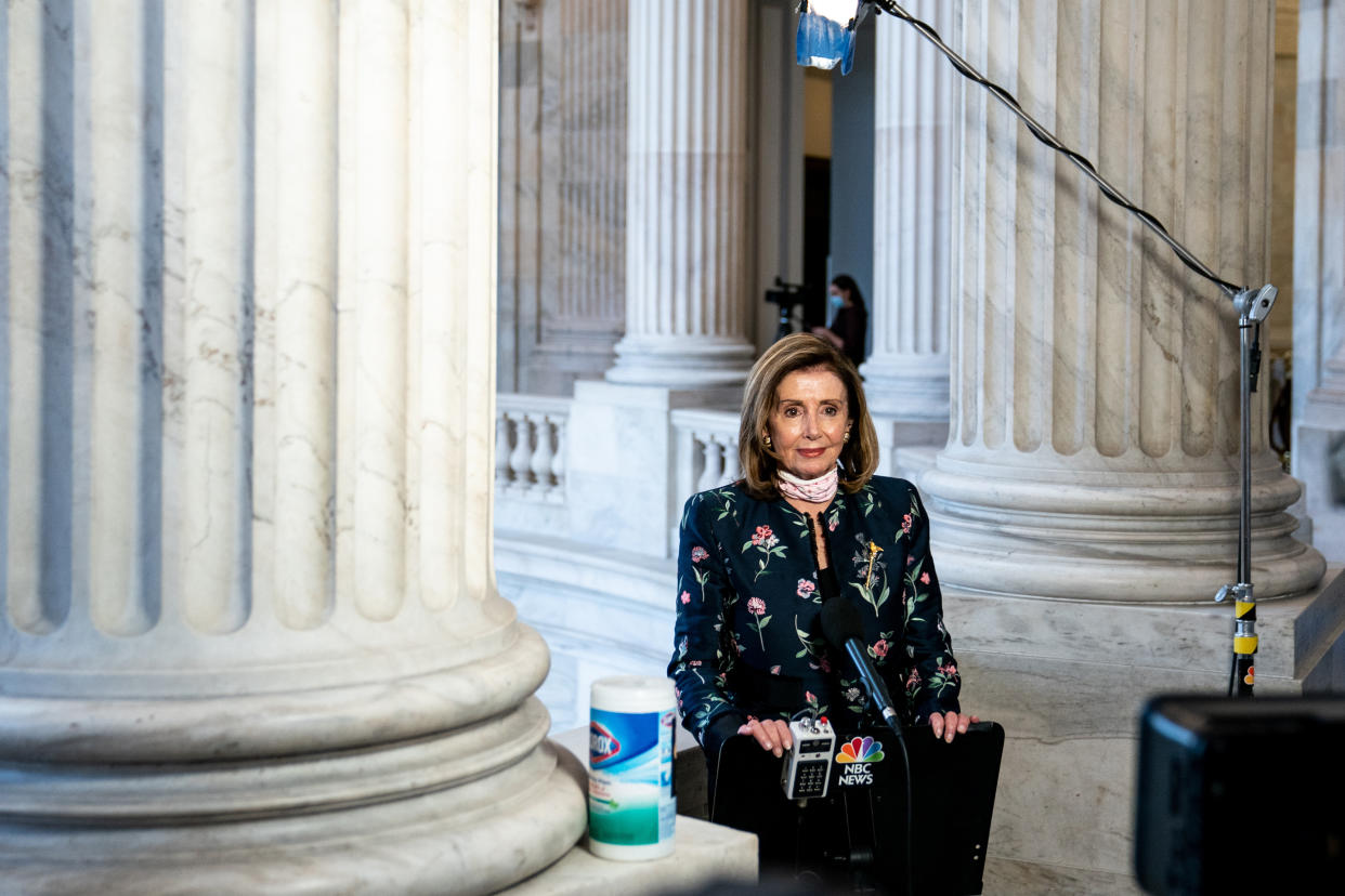 Las toallitas Clorox aparecieron con la presidenta de la Cámara de Representantes, Nancy Pelosi, durante una entrevista para la televisión el martes. (Anna Moneymaker para The New York Times)