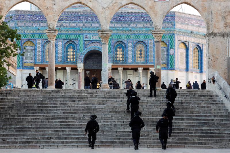 Israeli police outside Jerusalem&#39;s Al-Aqsa mosque