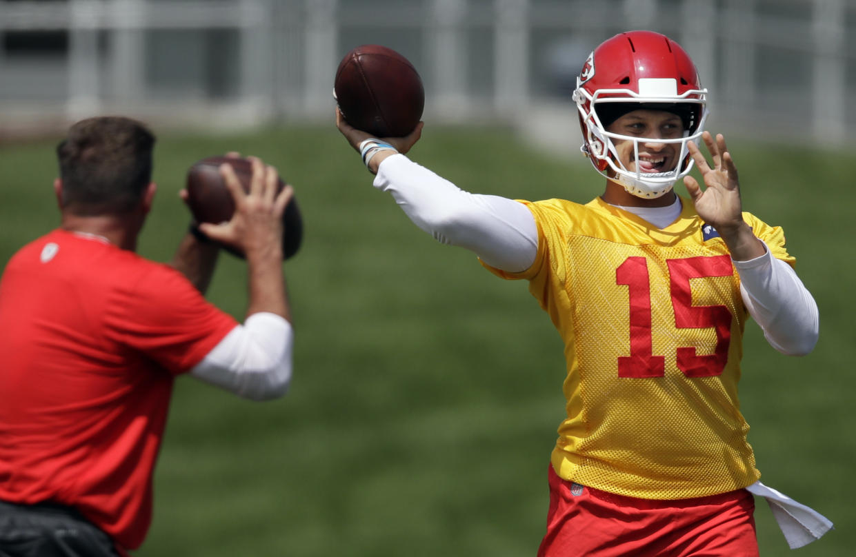 Will Patrick Mahomes and his canon catapult fantasy owners to victory? Yahoo Fanalysts Liz Loza and Brad Evans discuss. (AP Photo/Orlin Wagner)