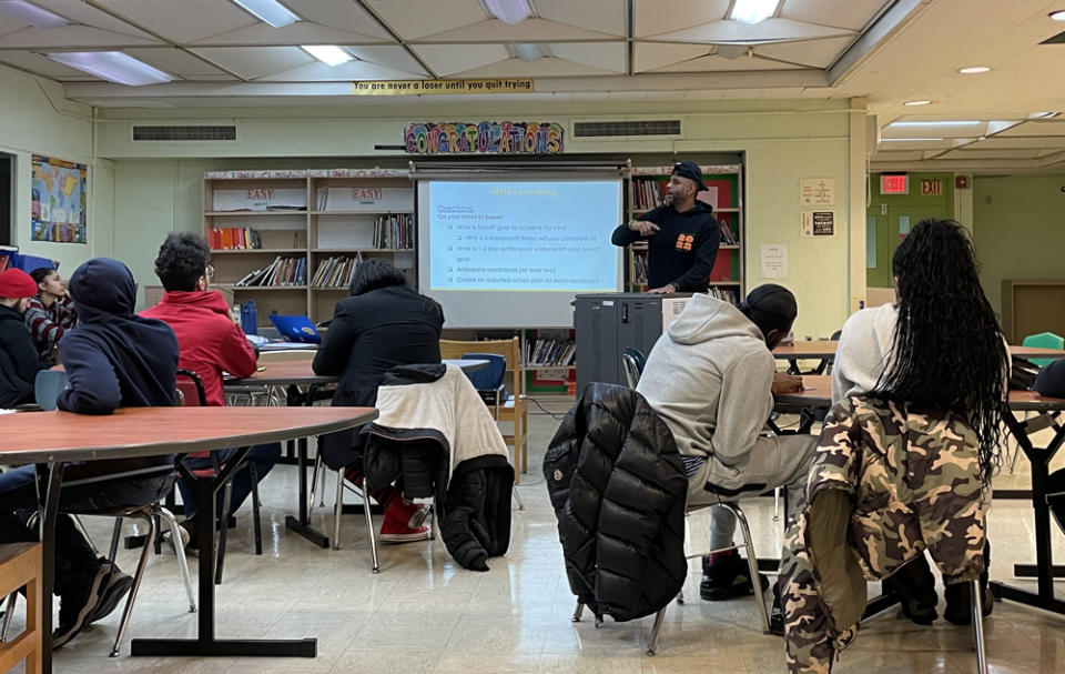 Brooklyn native and MESA college counselor Jay Green leads a workshop on SMART goal setting. (Kayla Mejia)