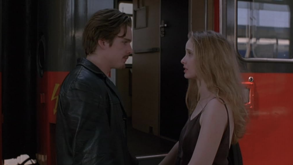 Dans « Before Sunrise », Ethan Hawke et Julie Delpy se rencontre dans un train et se quittent sur le quai de la gare, en promettant de se revoir. 