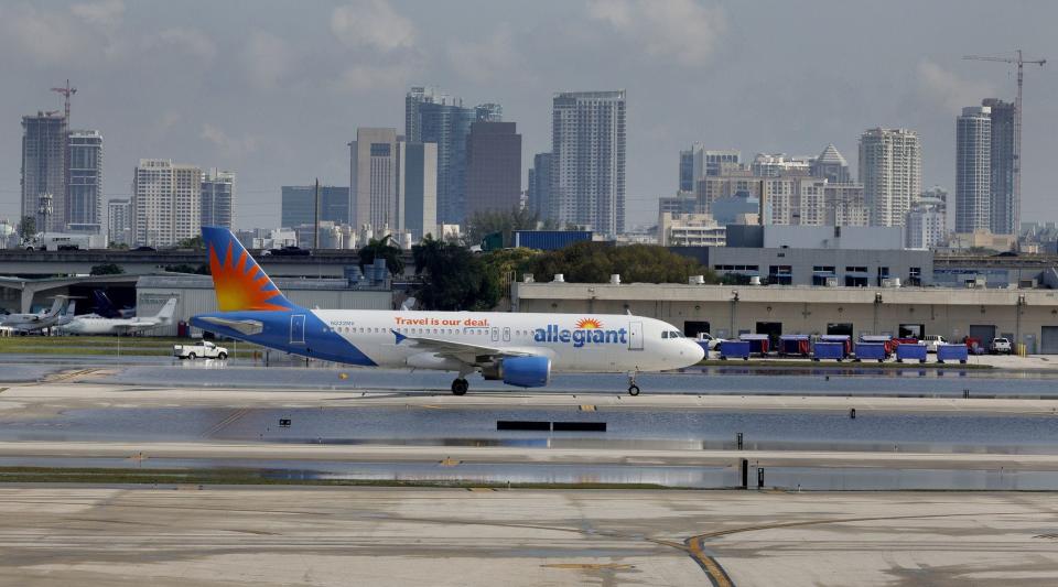 Ein Allegiant Airlines-Flug kommt am Morgen der Wiedereröffnung des Flughafens Fort Lauderdale-Hollywood International Airport am 14. April 2023 an.