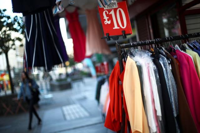 La caída de los precios de la ropa causa una inesperada caída de la  inflación británica