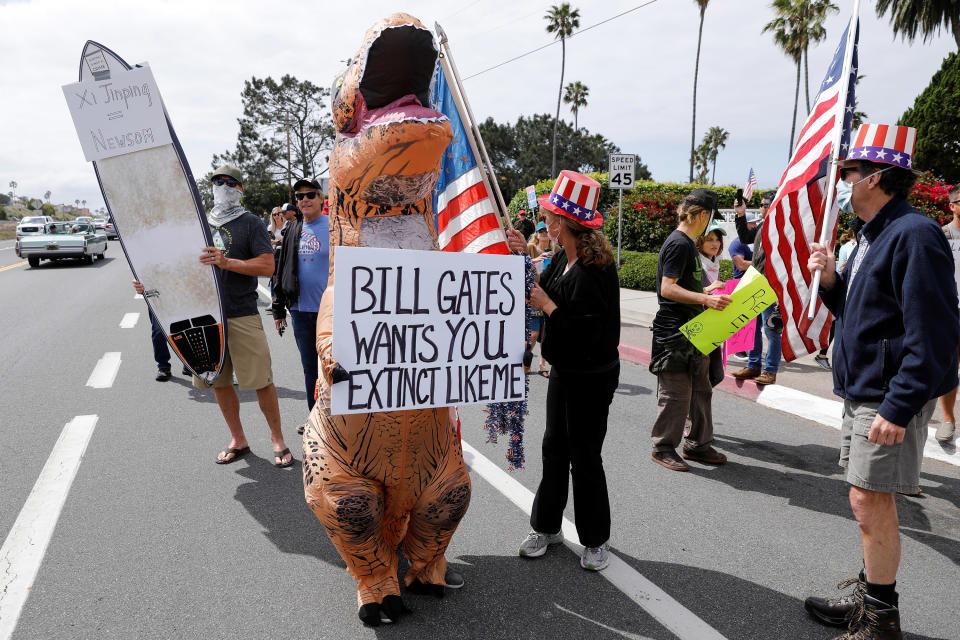 Residents protest stay-at-home orders involving the closing of beaches and walking paths during the outbreak of the coronavirus disease (COVID-19) in Encinitas, California, U.S., April 19, 2020. (Mike Blake/Reuters)