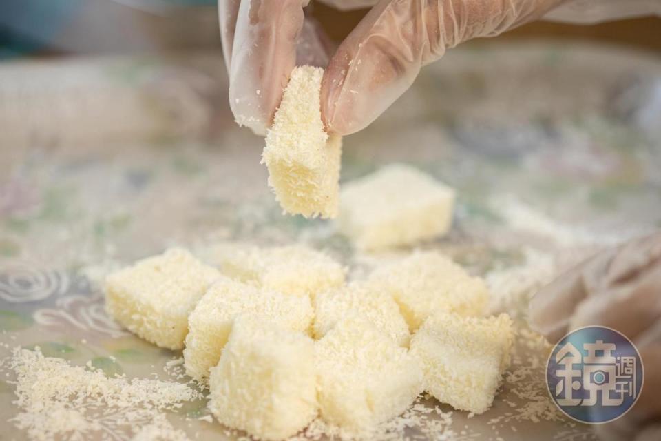 雪花糕外層沾裹椰子粉。