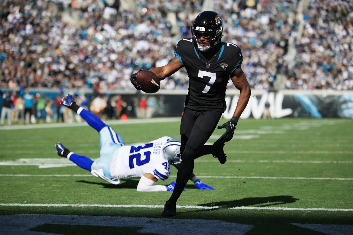 Watch: Jaguars' Zay Jones ruled in bounds for go-ahead touchdown