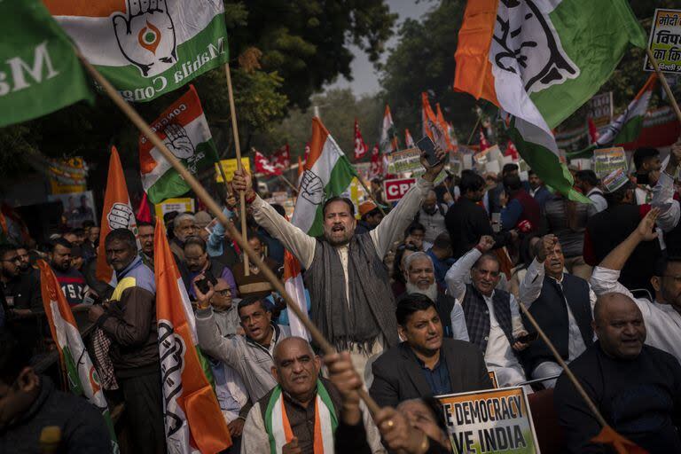 Simpatizantes gritan consignas durante una manifestación de protesta de los líderes de la alianza opositora INDIA contra la suspensión de más de 140 legisladores del Parlamento, en Nueva Delhi, India, el viernes 22 de diciembre de 2023.