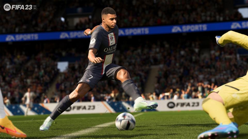 Doch die "FIFA"-Abschiedsvorstellung könnte großen virtuellen Sport bieten. Hauptgrund sind die HyperMotion2-Technologie und ein Physiksystem, die zusammen mehr Realismus denn je bei den Animationen und im Gameplay versprechen. Crossplay soll für bestimmte Online-Spielmodi möglich sein und Gamer plattformübergreifend miteinander verbinden - zumindest, wenn die Systeme der gleichen Generation entspringen. Sprich: PS5-Besitzer können gegen Xbox-Series-X/S-Spieler antreten - nicht aber gegen PS4- oder Xbox-One-Nutzer. (Bild: EA Sports)