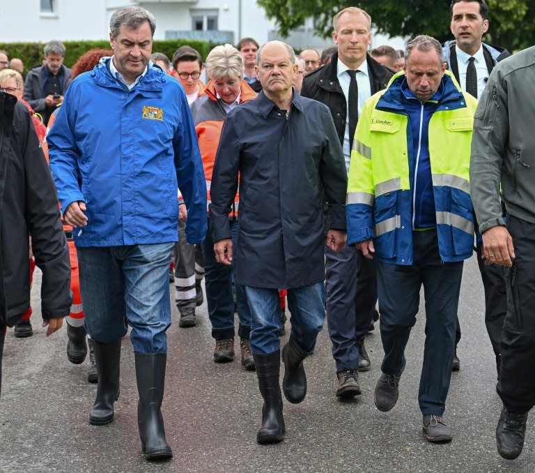 Die Zahl der bei dem Hochwasser in Süddeutschland ums Leben gekommenen Menschen hat sich auf mindestens vier erhöht. Kanzler Olaf Scholz (SPD) mehr Anstrengungen beim Klimaschutz für nötig. Er sicherte den Hochwasserregionen zugleich Solidarität zu. (LUKAS BARTH)