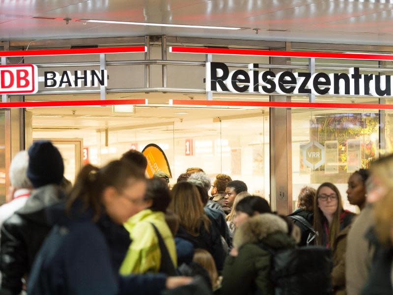 Nichts geht mehr: Reisende suchen in Düsseldorf Rat im Reisezentrum der Bahn. Foto: Federico Gambarini