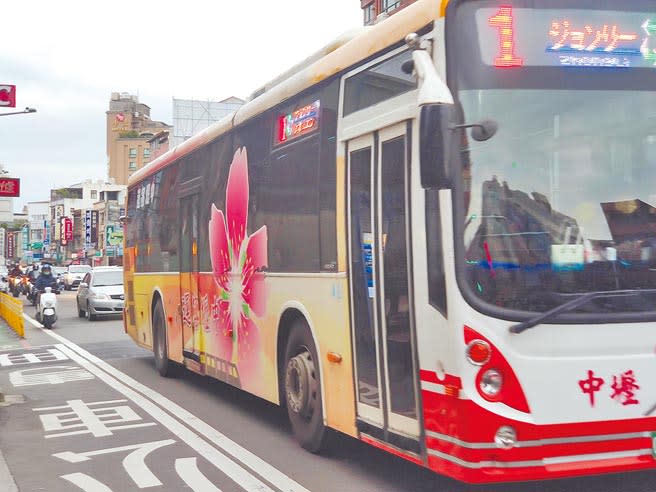 桃園市公車路線自2016年至去年底，從161條成長到238條，營運里程也從2745公里成長到4554公里。（賴佑維攝）