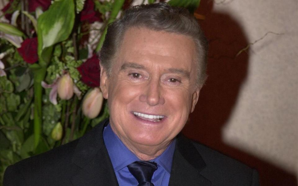 Er war eines der bekanntesten TV-Gesichter der USA, moderierte seit den 60er-Jahren beliebte Talk- ("Live with Regis and Kelly"), Game- ("Who Wants to Be a Millionaire?" und Castingshows ("America's Got Talent"): Regis Philbin starb am 24. Juli im Alter von 88 Jahren. (Bild: Jason Kirk/Newsmakers/Getty Images)