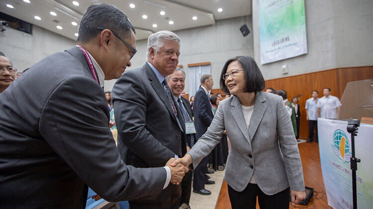 圖片取自：( fb 蔡英文 Tsai Ing-wen)