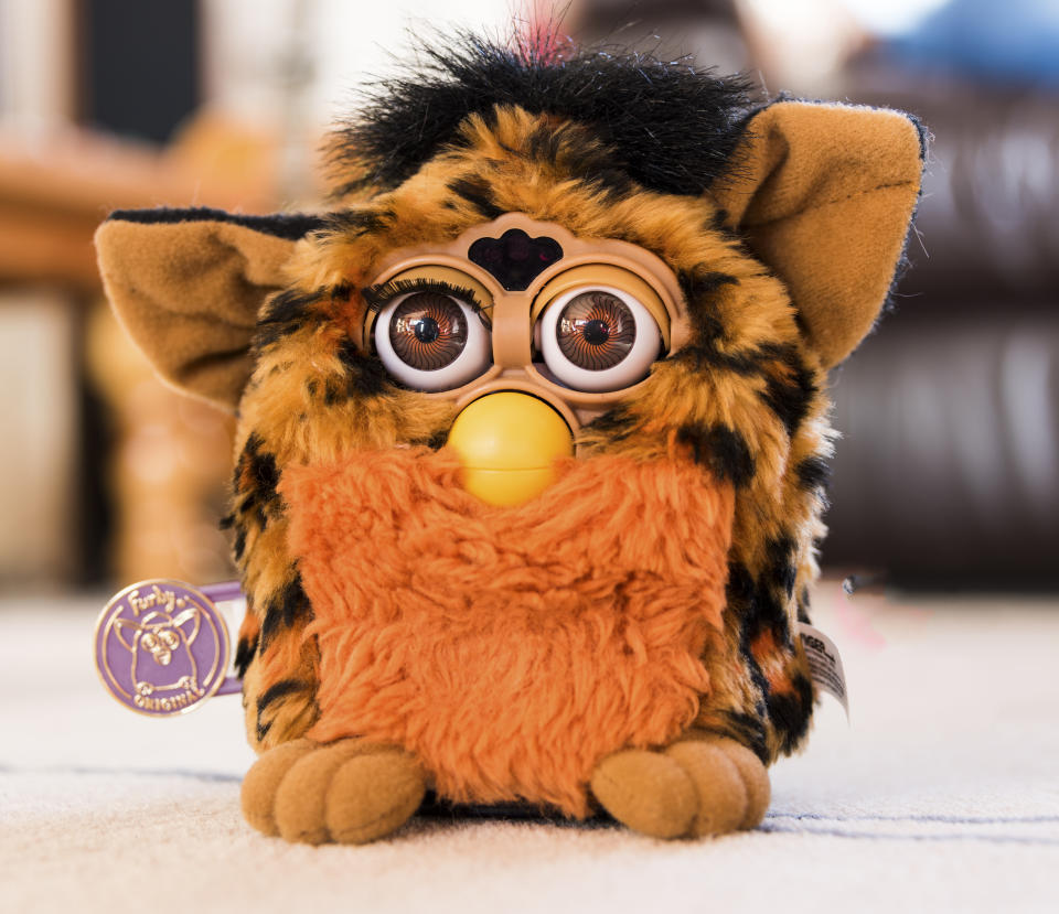 Los Furby fueron uno de los primeros juguetes electrónicos que triunfaron entre los más pequeños. Se lanzaron en 1998 y por los de aquella época, si vienen en su caja original, se pueden pagar hasta 300 euros. (Foto: Getty Images).
