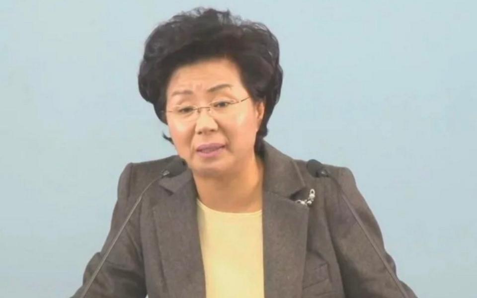 Shin Ok-ju, líder de la Iglesia Camino de Gracia fue arrestada en Corea del Sur. Se le acusa de haber mantenido recluidos a cientos de fieles en Fiji y de practicar un culto en el que se golpea y humilla a las personas, entre otros abusos. (Archivo Yahoo)