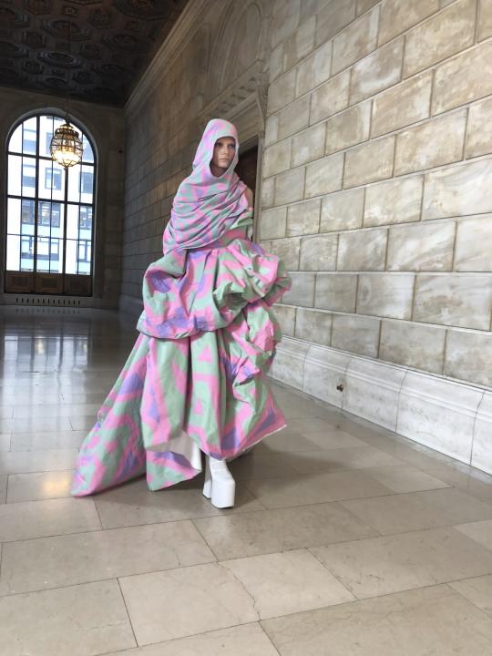 Una modelo recorre la pasarela durante la presentación de la colección otoño 2022 de Marc Jacobs en la Biblioteca Pública de Nueva York, el lunes 27 de junio de 2022. (Foto AP/Jocelyn Noveck)