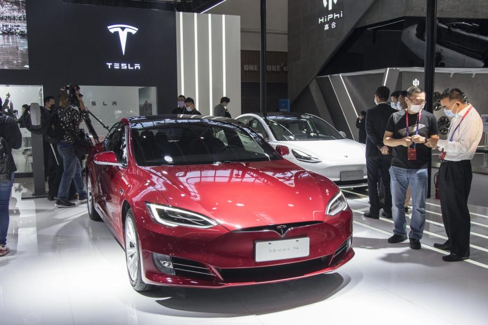 Eiin Tesla Model S wird bei einer Messe in Peking ausgestellt. - Copyright: picture alliance/dpa/MAXPPP