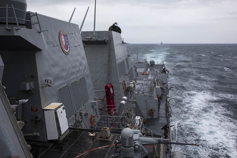 El destructor USS Ralph Johnson (DDG 114), de clase Arleigh Burke, realiza una misión rutinaria por el estrecho de Taiwán, el 9 de septiembre de 2023. (Armada de Estados Unidos vía AP)