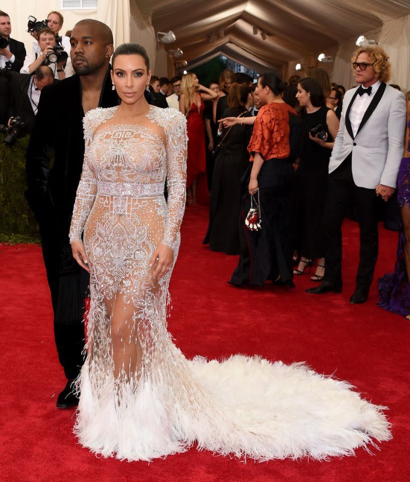 Kim Kardashian en Peter Dundas pour Roberto Cavalli au Met Gala 2015. Peter Dundas a fait ses débuts pour Roberto Cavalli en créant cette robe blanche transparente, pailletée et à plumes pour Kim Kardashian. Photo : Getty
