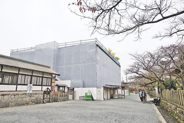 阿蘇神社的神社、樓門及拜殿毀於地震中，現正進行復修工程。（湯炳強攝）