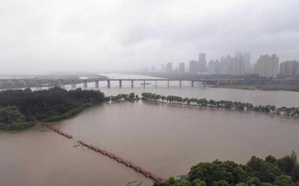 2023年8月12日，颱風卡努在中國黑龍江省哈爾濱市引發河水暴漲。路透社