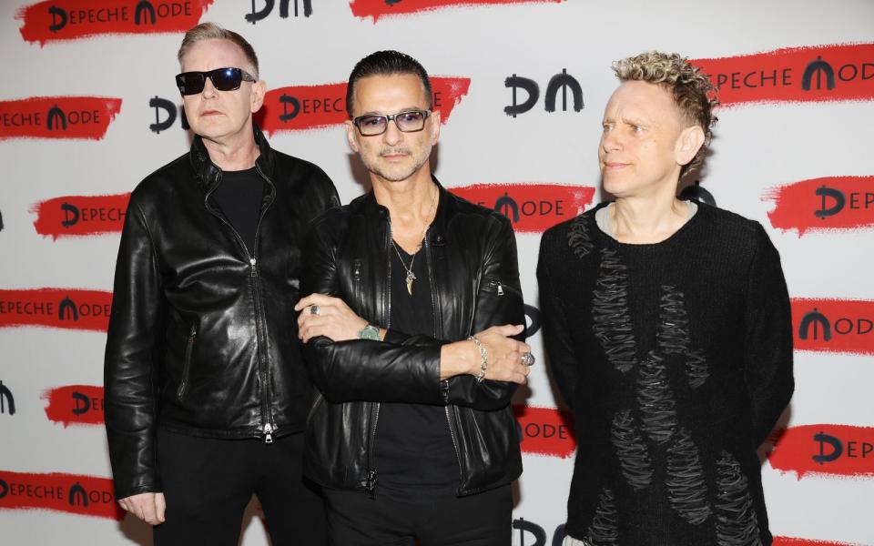 New Wave und Synth-Pop, das war das musikalische Umfeld, in dem auch Depeche Mode zu Weltstars wurden. Bis heute sind Andrew Fletcher (links), Dave Gahan und Martin Gore ungemein erfolgreich. Depeche Mode bespielen die größten Hallen; ihre Konzerte sind hochmoderne multimediale Happenings. (Bild: Getty Images/Vittorio Zunino Celotto)