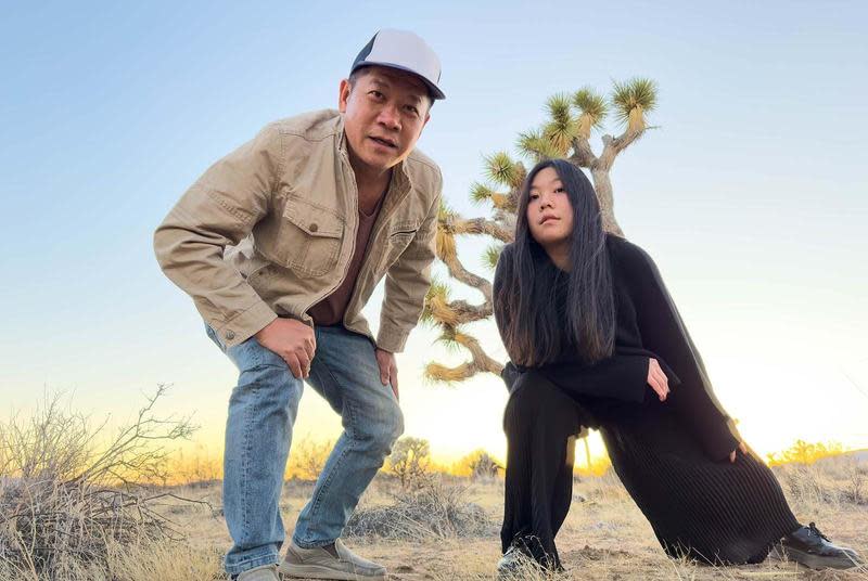 蕭青陽（左）與女兒蕭君恬（右）在得獎之後，重回沙漠與U2樂團《The Joshua Tree》專輯中的約書亞樹合影。（蕭青陽工作室提供）