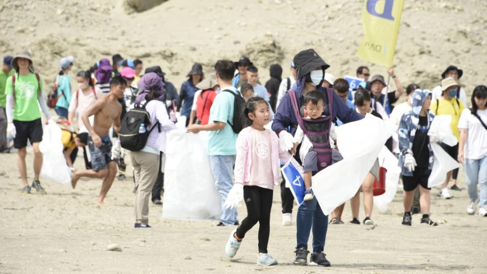 圖說：日月光投控旗下環旭電子臺灣子公司環鴻科技員工及眷屬，在日月光海洋日選定臺中松柏港北堤沙灘與荒野保護協會公益團體及志工一同參與淨灘活動。（圖片由財團法人日月光環保永續基金會提供）