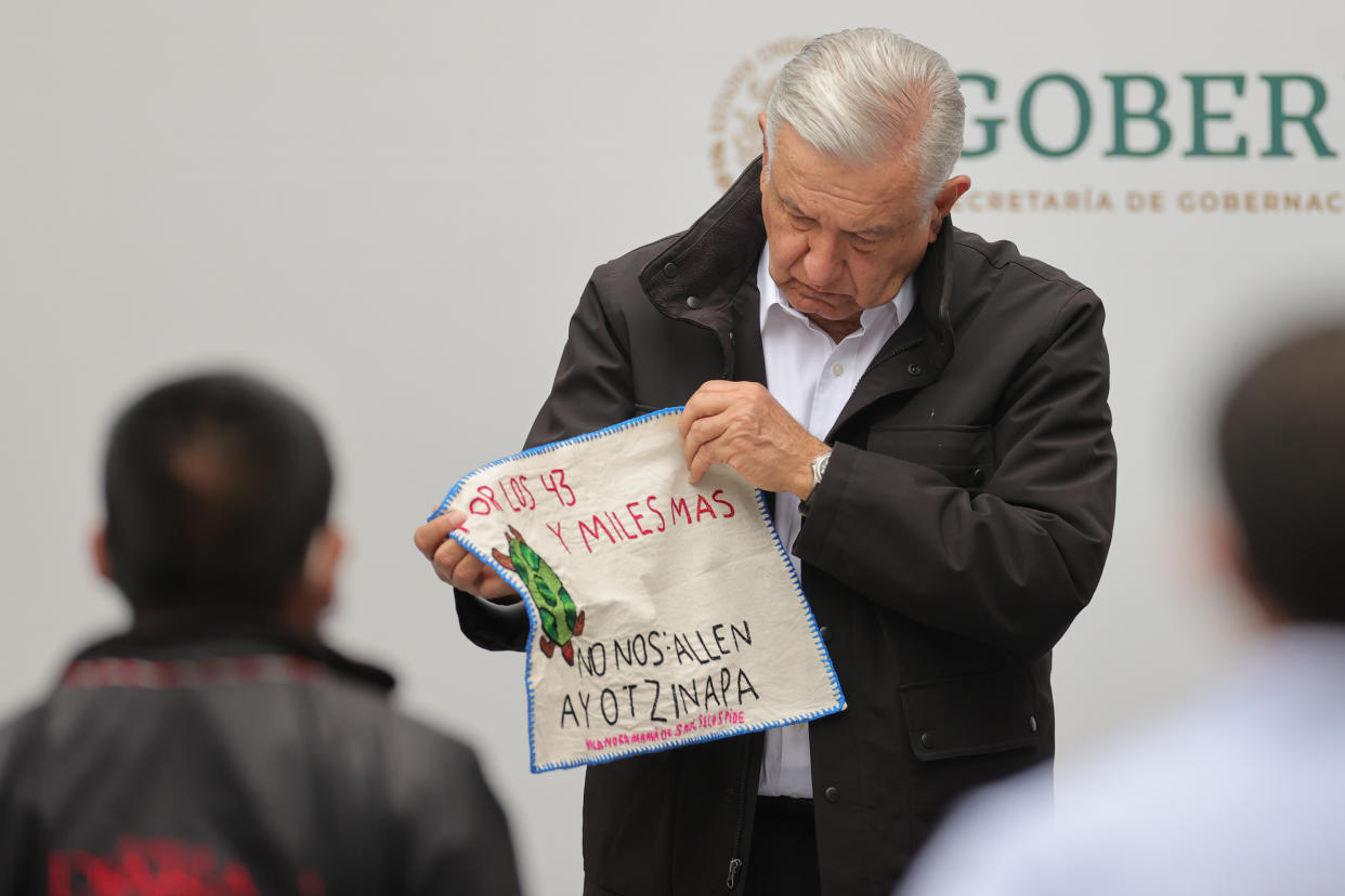 El presidente de México, Andrés Manuel López Obrador (AMLO), en una reunión con los padres de los 43 estudiantes de Ayotzinapa, que se suman a la cifra de 100, mil desaparecidos en México | Foto: Héctor Vivas/Getty Images