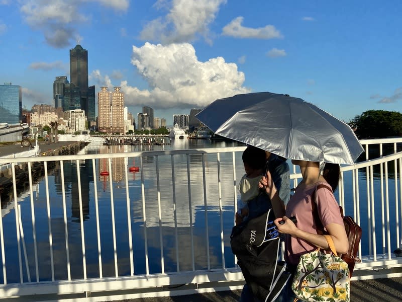 高雄晴朗炎熱  民眾大港橋周邊遊憩 高雄市區10日白天天氣晴朗炎熱，午後有民眾撐傘遮 陽，在知名景點大港橋一帶遊憩。 中央社記者董俊志攝  113年7月10日 