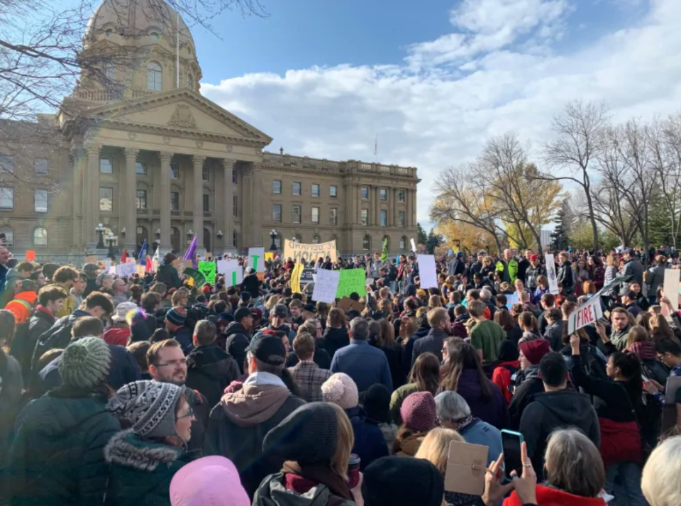 Hundreds of climate change activists, along with some supporters of Alberta's oil and gas industry, gathered at the Alberta Legislature early Friday afternoon. (Peggy Lam/CBC News)