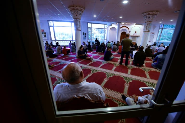 Groups representing the 40,000-strong Muslim minority community in Hungary say discrimination and race hate are on the rise