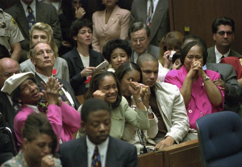 ARCHIVO- Miembros de la familia de O.J. Simpson reaccionan a la lectura del veredicto de no culpabilidad en un tribunal de Los Ángeles el martes 3 de octubre de 1995. De izquierda a derecha, la madre Eunice (con sombrero), su hija Arnelle, una mujer no identificada, su hijo Jason y su hermana Shirley Baker. Para muchas personas lo suficientemente mayores como para recordar el juicio por asesinato de O.J. Simpson, su exoneración en 1994 fue un momento decisivo en su comprensión de la raza, las fuerzas del orden y la justicia. Casi tres décadas después, sigue reflejando las diferentes realidades de los estadounidenses blancos y negros. (Foto AP/Pool, Myung J. Chun, archivo)