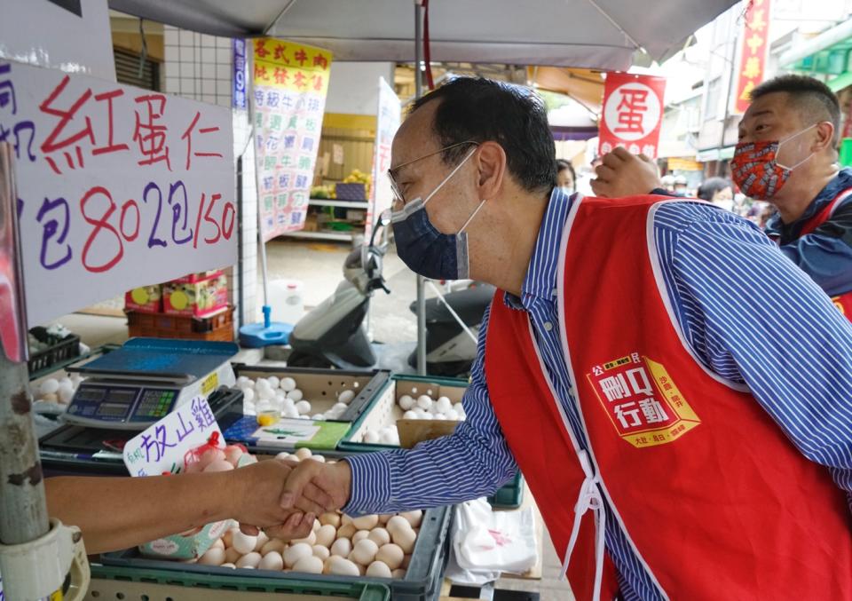 台中第二選區立委陳柏惟罷免投票進入倒數最後一日，國民黨主席朱立倫在彰化在霧峰市場向民眾宣傳投下同意罷免陳柏惟一票。   圖：張良一/攝