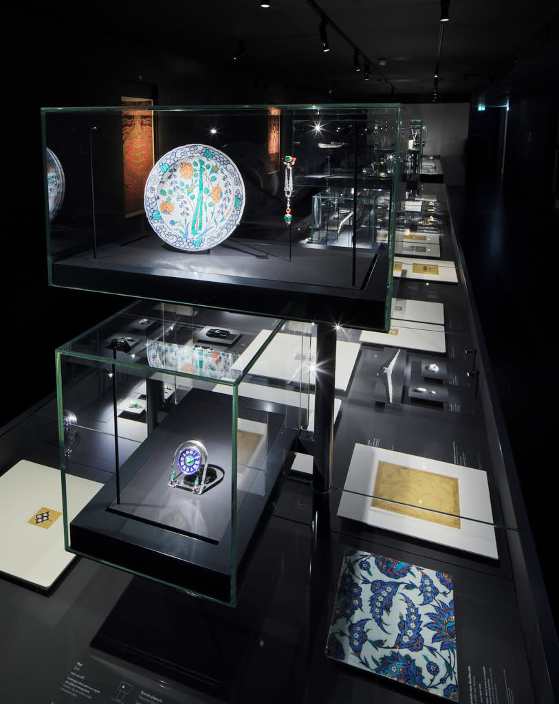 The south wing juxtaposes ancient artifacts and Cartier designs joined together by their motifs drawn from the cultural wealth of Islamic arts throughout Persian, Mughal and Indian civilizations. - Credit: Christophe Dellières/Courtesy of Musée des Arts Décoratifs