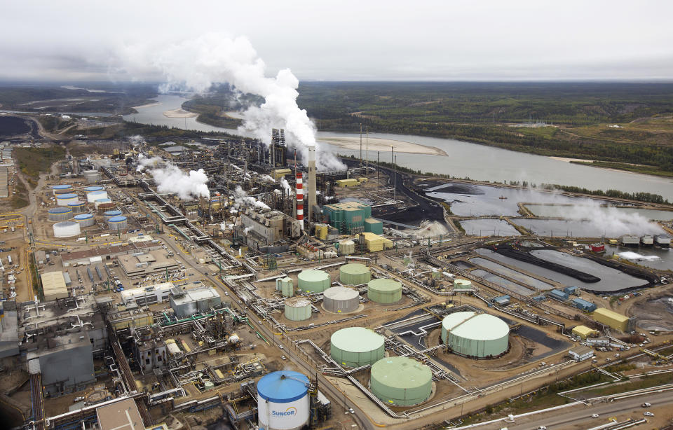 The Suncor tar sands processing plant near the Athabasca River at their mining operations near Fort McMurray, Alberta, September 17, 2014. In 1967 Suncor helped pioneer the commercial development of Canada's oil sands, one of the largest petroleum resource basins in the world. Picture taken September 17, 2014.  REUTERS/Todd Korol (CANADA  - Tags: ENERGY ENVIRONMENT)  